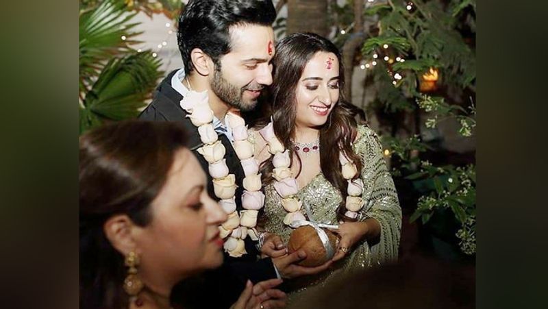 वरुण-नताशा की रोका सेरेमनी की सामने आई फोटो में दोनों बेहद खुश नजर आ रहे हैं। दोनों ने हाथों में नारियल पकड़ रखा है।

