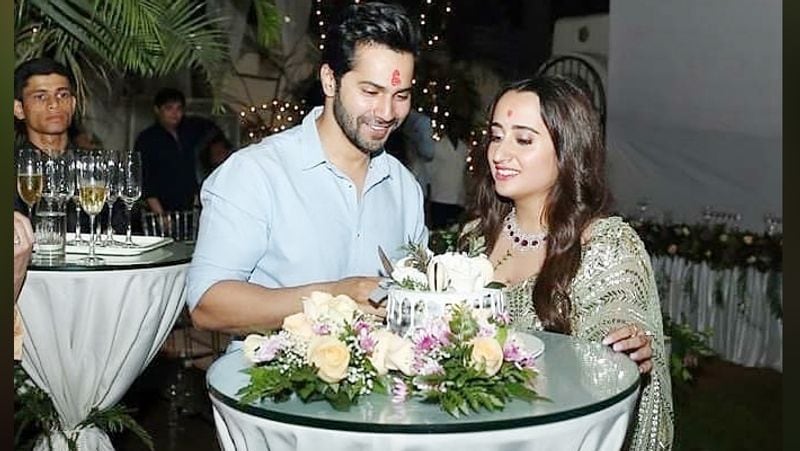 रोका सेरेमनी के दौरान वरुण और नताशा ने साथ मिलकर केक भी काटा था। दोनों का काफी सिम्पल नजर आ रहे थे। नताशा ने रोका सेरेमनी में लाइट कलर की साड़ी कैरी की थी और अपने बालों को खुला रखा था।