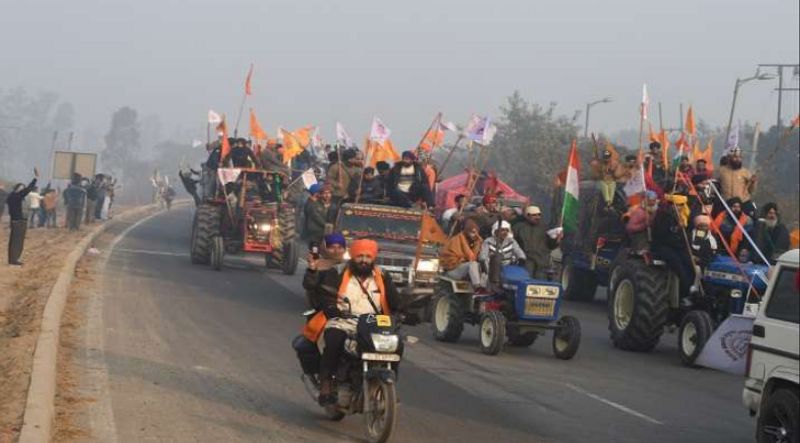 राजधानी के सीमा बिंदुओं पर ट्रैक्टरों का जमावड़ा दिखाई दिया जिन पर झंडे लगे हुए थे और इनमें सवार पुरुष व महिलाएं ढोल की थाप पर नाच रहे थे।