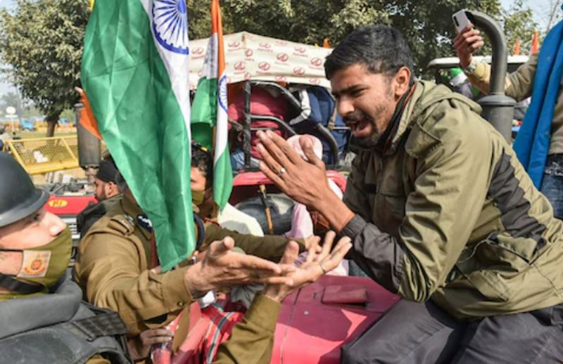मार्च के दौरान किसानों और पुलिस के बीच झड़प देखने को मिली। तो हाथ जोड़कर रहम की भीख मांगने लगे। 
