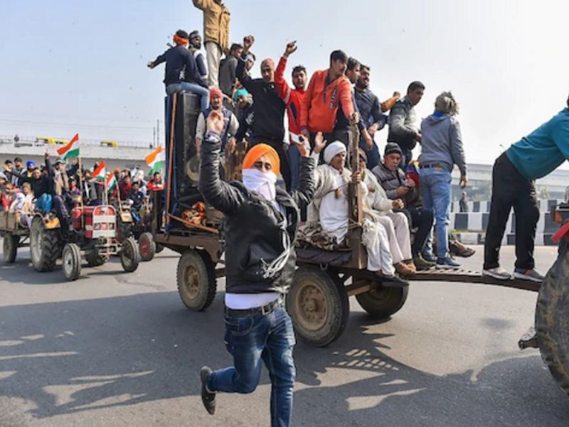कृषि कानून के खिलाफ प्रदर्शन कर रहे किसानों ने पुलिस प्रशासन समेत सरकार की मुश्किलें बड़ा दी हैं।