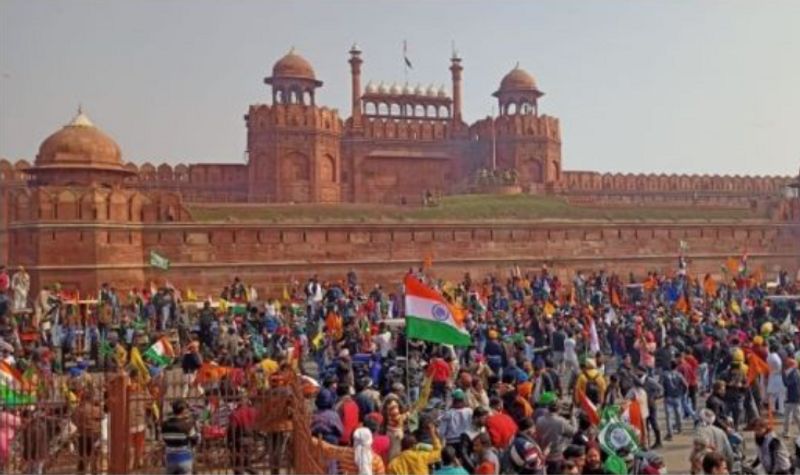 कृषि कानूनों के खिलाफ विरोध प्रदर्शन कर रहे किसान काफी ज्यादा संख्या में लाल किले के अंदर दाखिल हुए।
