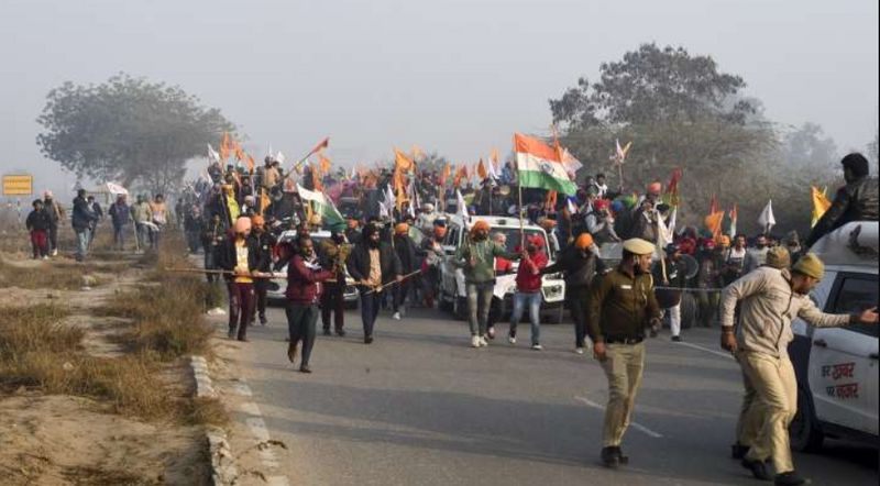 गणतंत्र दिवस के मौके पर किसान तय रूट से ना निकल कर दिल्ली के घुसे और बैरिकेडिंग को तोड़ आगे बढ़े, जिसके चलते माहौल काफी खराब होता दिखाई पड़ा। प्रोटेस्ट में शामिल युवा हाथों में हॉकी लेकर पुलिस के पीछे दौड़ रहे थे। हालात इतने बेकाबू हो गये है कि किसानों को आगे बढ़ने से रोकने के लिये सामने आये पुलिस वाले भी अपनी जान बचाते दिखे।
