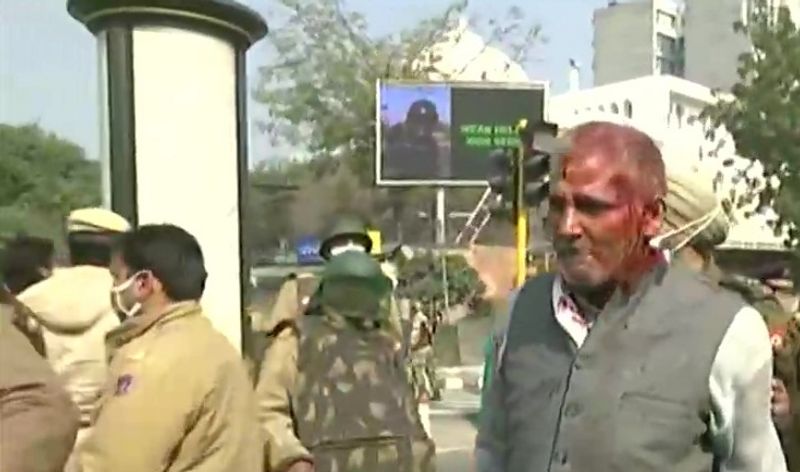 तैनात पुलिसकर्मियों ने किसानों पर आंसू गैस के गोले दागे तो वहीं, उन पर लाठियां भी बरसायी गई। झड़प के दौरान कुछ लोग घायल भी हुए हैं।