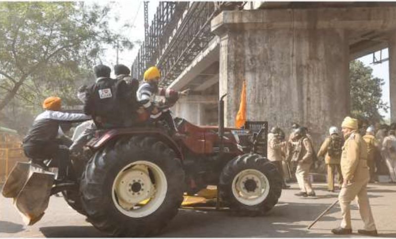 ट्रैक्टर मार्च के दौरान कई जगहों पर किसानों ने पुलिस पर ट्रैक्टर चढ़ाने की कोशिश की। ये तस्वीर उसी वक्त की है।