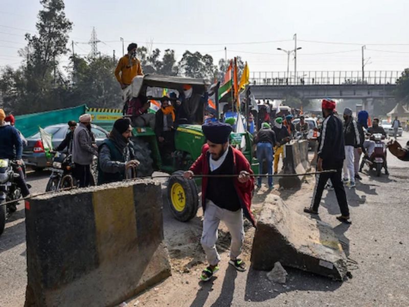 किसानों ने सड़क पर बन डिवाइडर में भी ट्रैक्टर को घुसाया, लगे हुए तार मोड़ दिए और भीतर घुस आए। 