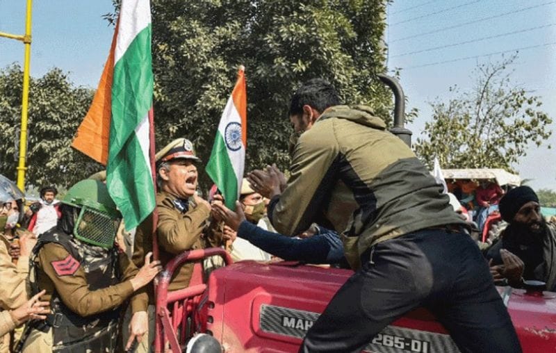 A day after farmers went on a rampage in the national capital on their tractors, the Delhi Police has filed at least 22 First Information Reports in connection with the violence.
The Delhi Police had said that it would initiate legal action against those who assaulted its personnel during the farmers' tractor rally. Over 100 police personnel were injured in the clashes on Republic Day.
Delhi Police Joint Commissioner Alok Kumar said, "The time and the routes for the tractor rally were pre-decided. The farmers had assured us that they would maintain peace and law and order. But they deviated from the routes, broke barricades and resorted to violence.
"We even tried to stop them with tear gas but they tried to run over police personnel with their tractors. Legal action will definitely be taken against those who assaulted the police personnel during the farmers' tractor rally," the officer had said. 