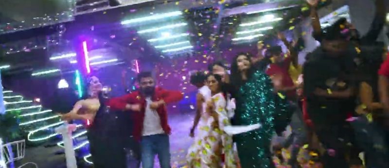 ముగ్గురు ముద్దుగుమ్మలతో ప్రదీప్ సాంగ్ లో రెచ్చి పోయి మాస్ స్టెప్స్ వేశారు.
