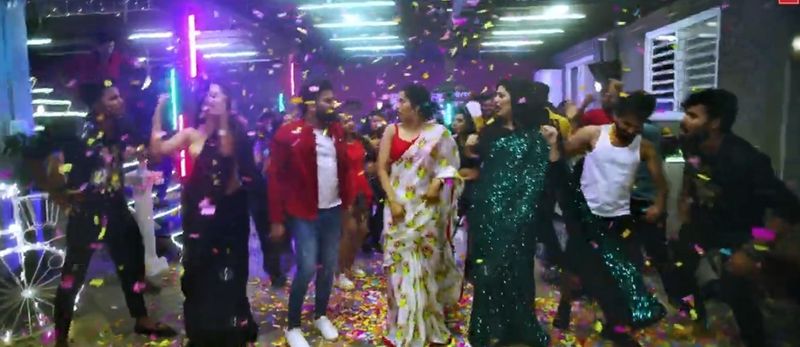 అయితే సాంగ్ చివర్లో అనసూయ, శ్రీముఖి మరియు రష్మీ గౌతమ్ ఒకరి తరువాత ఒకరు ఎంట్రీ ఇవ్వగా... సాంగ్ వీర లెవెల్లో పేలింది.