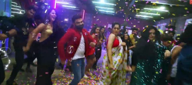 ఆ తరువాత మెరుపుల చీరలో మరో స్టార్ యాంకర్ శ్రీముఖి ఎంటర్ కావడం జరిగింది. వీరిద్దరూ చాలదన్నట్లు చివర్లో రష్మీ గౌతమ్ కూడా సాంగ్ లో జాయిన్ అయ్యారు.
