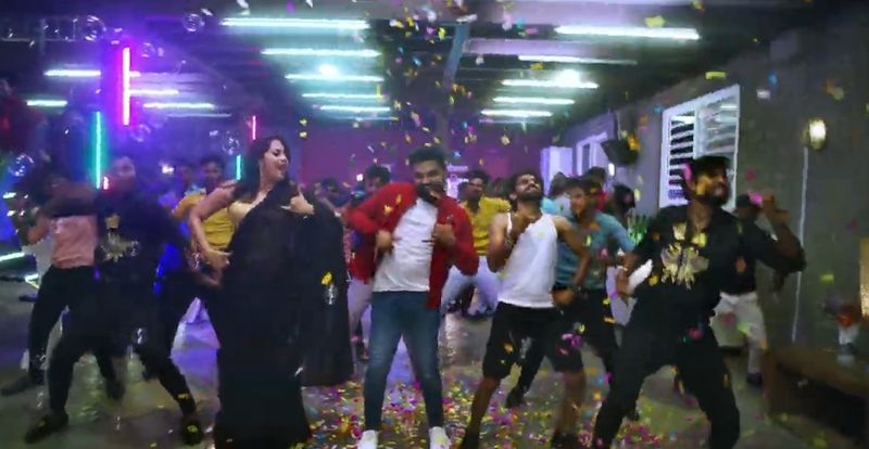 మొదట సాంగ్ లోకి అనసూయ ఎంట్రీ ఇచ్చారు. బ్లాక్ కలర్ శారీ, స్లీవ్ లెస్ జాకెట్ లో అనసూయ గ్లామర్ తో చంపేసింది.