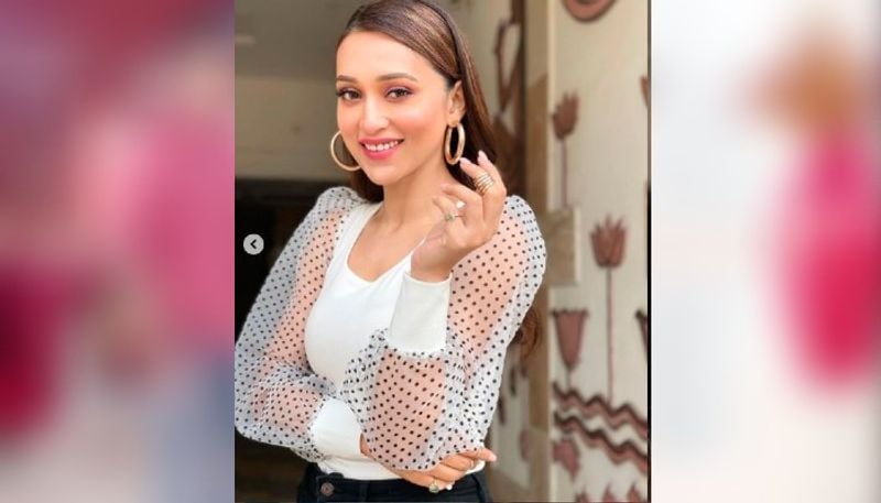 <p><br />
নিজের ছবি পোস্ট করেই ক্যাপশনে কখনও লিখছেন 'আই মিস ইউ' , আবার কখনও 'জাস্ট ইউ' । কিন্তু কে সেই ব্যক্তি যার জন্য নাম না নিয়ে সোশ্যাল মিডিয়ায় প্রেম নিবেদন করছেন সাংসদ অভিনেত্রী মিমি চক্রবর্তী। </p>