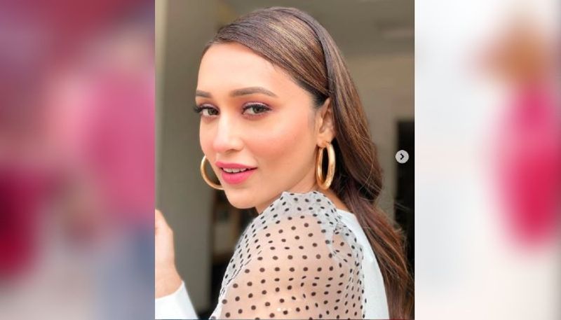 অন্যদিকে অভিনেত্রীর লিভারের সমস্যাও রয়েছে। তবে ভ্যাকসিন নেওয়ার পর থেকেই সেই সমস্যা বেড়েছে কিনা তা জানা যয়ানি।