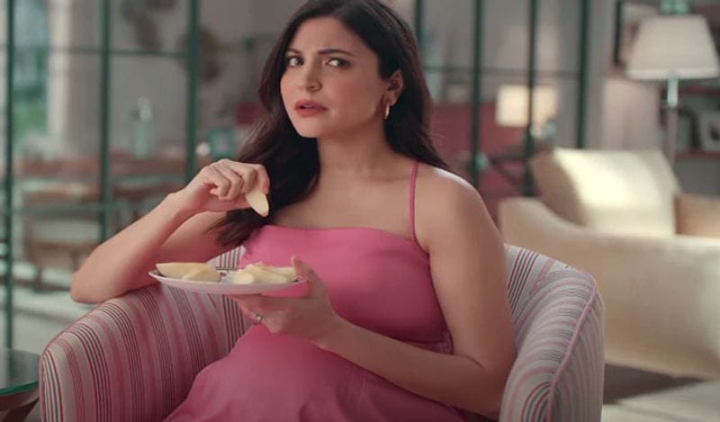 ऐसे में ब्रांडेड कपड़ों के फर्म्स भी प्रेग्नेंसी के दौरान इन सेलेब्स से कांटेक्ट कर अपने कलेक्शन उन्हें पहनने को देते हैं। ताकि उनकी ब्रांडिंग की जा सके। इन तस्वीरों को पोस्ट करने के बदले भी सेलेब्स अच्छी-खासी कमाई कर लेते हैं। 