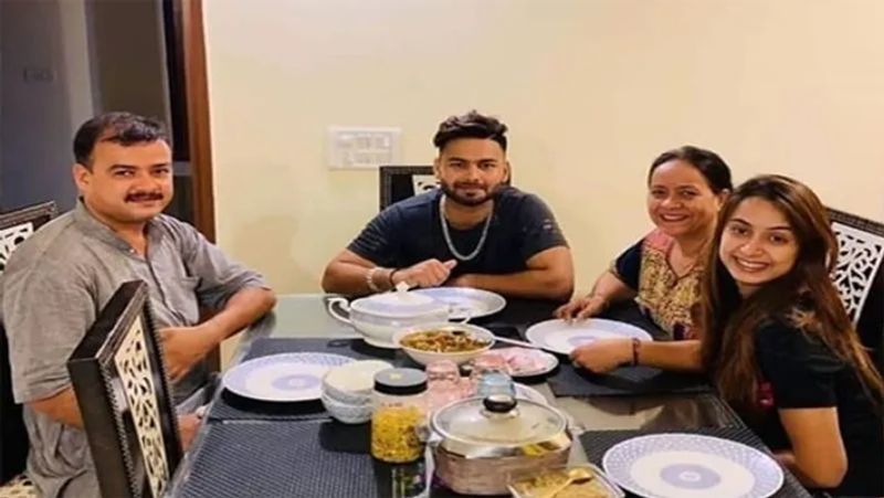 ರಿಷಭ್ ಪಂತ್ ಅವರ ಫ್ಯಾಮಿಲಿ ಉತ್ತರಾಖಂಡದ ರುಡ್ಕಿಯಲ್ಲಿ ವಾಸಿಸುತ್ತಿದೆ. ತಂದೆ ರಾಜೇಂದ್ರ ಪಂತ್, ತಾಯಿ ಸರೋಜ್ ಮತ್ತು ಅವರ ಸಹೋದರಿ ಸಾಕ್ಷಿ ಇದ್ದಾರೆ. ಅಕ್ಕ ಸಾಕ್ಷಿ ಕಳೆದ ವರ್ಷವಷ್ಟೇ ಎಂಬಿಎ ಮುಗಿಸಿದ್ದಾರೆ.
