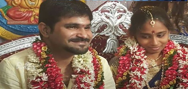 ఇక జబర్ధస్త్ ద్వారా భారీ ఫేమ్ సంపాదించిన కమెడియన్స్ లో చలాకీ చంటి ఒకరు . లేటు వయసులో పెళ్లి చేసుకున్నా.. అందమైన భార్యను తెచ్చుకున్నారు ఆయన.