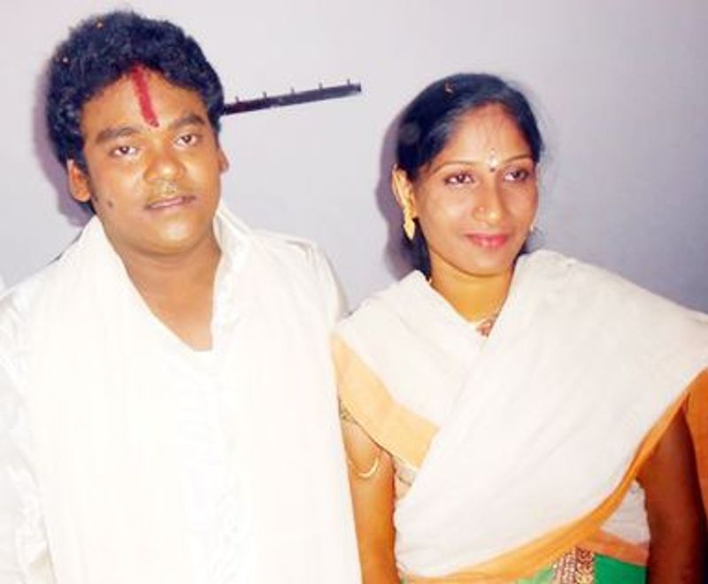 జబర్ధస్త్ వేదికపై వెలిగి ఏకంగా హీరోగా మారిన వారిలో షకలక శంకర్ ఒకరు. ఈ ఫొటోలో ఆయనను భార్యతో చూడవచ్చు.