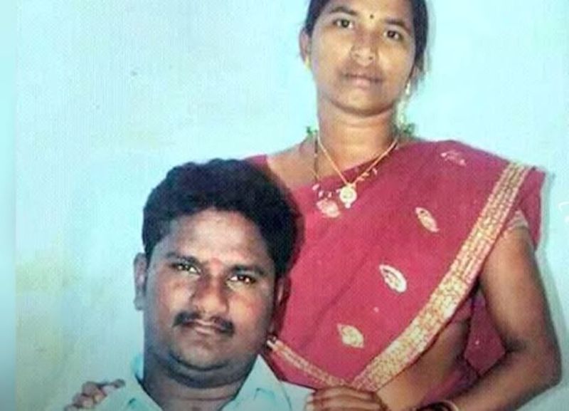 జబర్ధస్త్ వేదికపై రచ్చ చేసే రాజమౌళి ఎంత అమాయకంగా ఉన్నాడో కదా... ఆయన వెనుక ఉన్న ఆవిడే ఆయన భార్య.