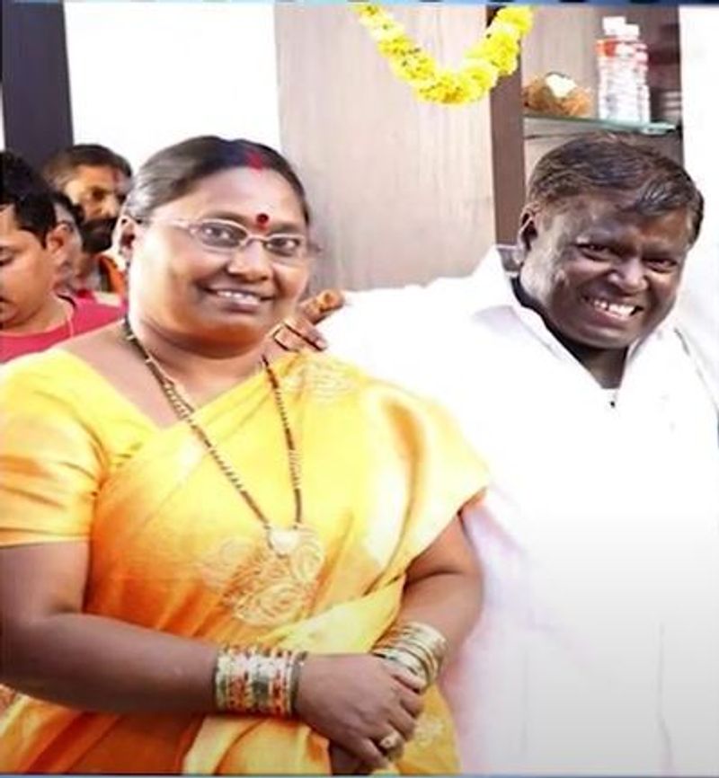 జబర్ధస్త్ లో సీనియర్ కమెడియన్స్ లో అప్పారావు ఒకరు. ఈ ఫొటోలో ఉన్నది ఆయన సతీమణి. అప్పారావు సినిమాలలో కూడా రాణిస్తున్నారు.