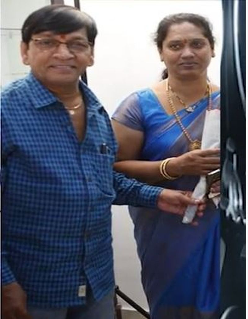 జబర్ధస్త్ సీనియర్ కమెడియన్స్ లో షేకింగ్ శేషు ఒకరు. ఆయన కూడా వెండితెరపై అనేక అవకాశాలు పొందడం జరిగింది. ఇక్కడ ఆయనను భార్యతో చూడవచ్చు.