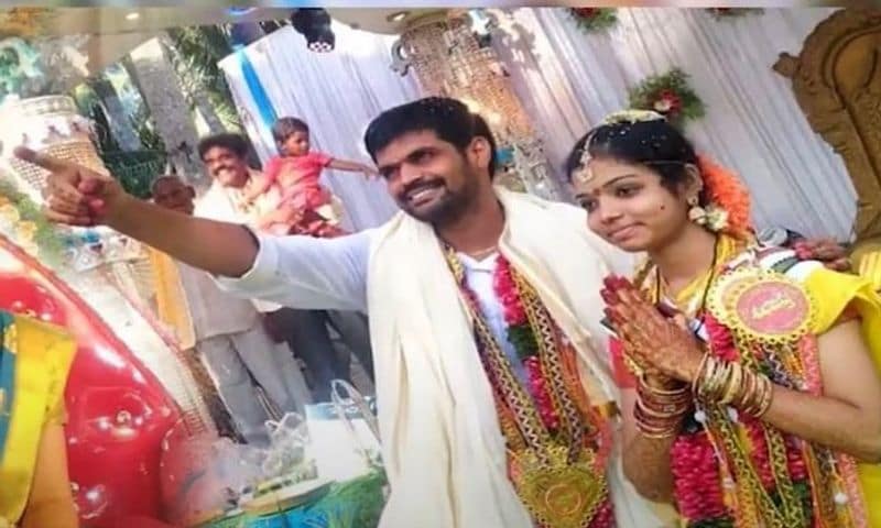 జబర్ధస్త్ ద్వారా ఫేమ్ తెచ్చుకుని సినిమాలలో బిజీ అయిన కమెడియన్స్ లో మహేష్ ఒకరు. గత ఏడాది ఆయన వివాహం చేసుకున్నారు.