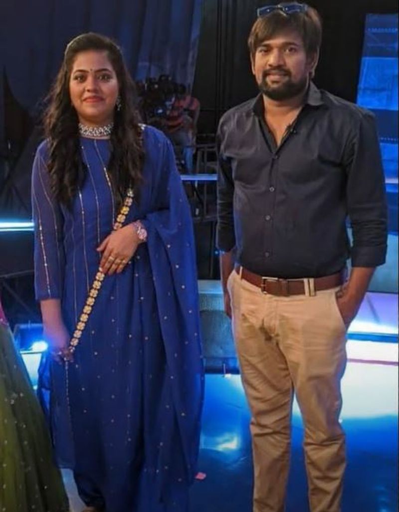 పంచ్ ప్రసాద్ గా ఫేమస్ అయిన జబర్ధస్త్ కమెడియన్ వైఫ్ ని ఇక్కడ చూడవచ్చు.