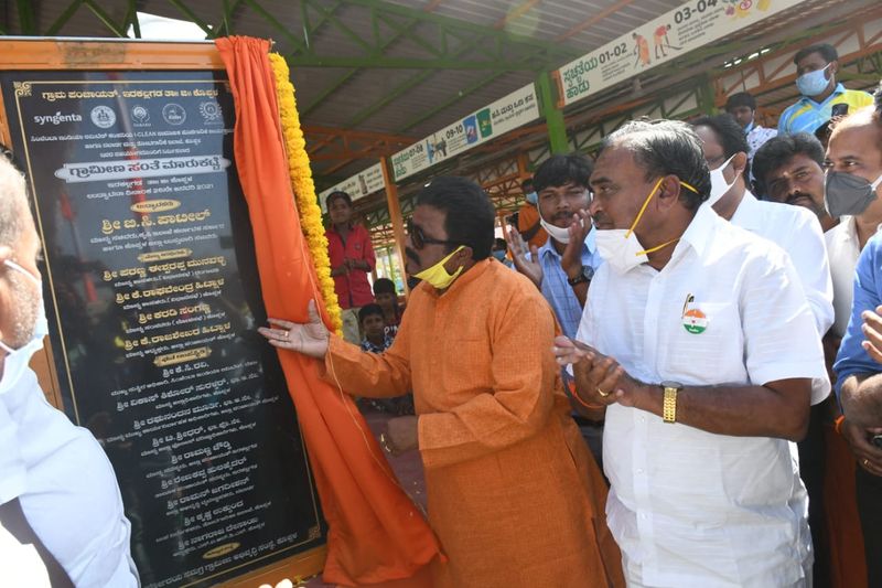 ರಾಜ್ಯದಲ್ಲಿಯೇ ಪ್ರಥಮ ಬಾರಿಗೆ ಕೊಪ್ಪಳ ಜಿಲ್ಲೆಯಲ್ಲಿ 20 ಕೃಷಿ ಸಂಜೀವಿನಿ ವಾಹನಗಳನ್ನು ಖರೀದಿ ಮಾಡಿದ್ದೇವೆ. ಇದು ಪ್ರಯೋಗಾಲಯವನ್ನು ಕೂಡ ಒಳಗೊಂಡಿದೆ. 113 ಸಂಖ್ಯೆಗೆ ಕರೆ ಮಾಡಿದರೆ ವಾಹನವು ರೈತರ ಜಮೀನಿಗೆ ತೆರಳಿ, ಬೆಳೆಗೆ ಯಾವ ರೋಗ ಬಂದಿದೆ ಎಂಬುವುದನ್ನು ತಿಳಿಸಿ, ರೋಗಕ್ಕೆ ಪರಿಹಾರ ಹಾಗೂ ಸಲಹೆಯನ್ನು ನೀಡಲಾಗುತ್ತದೆ. ಪ್ರತಿ ವಾಹನಕ್ಕೆ 20 ಲಕ್ಷದಂತೆ ಒಟ್ಟು 20 ವಾಹನಗಳಿಗೆ 4 ಕೋಟಿ ವೆಚ್ಚವಾಗಿದೆ. ರೈತರಿಗೆ 1.50 ಲಕ್ಷ ಸ್ವಾಭಿಮಾನಿ ಕಾರ್ಡ್ ವಿತರಿಸಿದ್ದೇವೆ. ಕೊಪ್ಪಳದಲ್ಲಿ ಪ್ರತಿಭಾವಂತರಿದ್ದಾರೆ. ಹಾಗಾಗಿ ಪ್ರಧಾನಿ ಹಾಗೂ ಮುಖ್ಯಮಂತ್ರಿಗಳು ಕಂಡ ಕನಸನ್ನು ಇಲ್ಲಿನ ಜನರು ನನಸು ಮಾಡುತ್ತಿದ್ದಾರೆ ಎಂದರು.