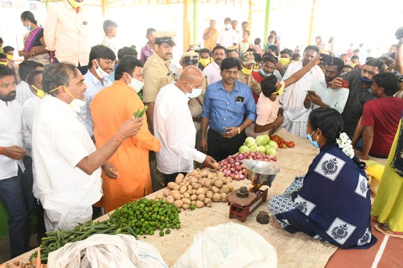 ಶಾಸಕ ಪರಣ್ಣ ಮುನವಳ್ಳಿ ಪ್ರಾಸ್ತಾವಿಕ ಮಾತನಾಡಿ, ನಮಗೆಲ್ಲ ಇಂದು ಸಂತೋಷ ತಂದಿದೆ. ಎಲ್ಲ ಸಂತೆಗಳಲ್ಲಿ ವ್ಯಾಪಾರಸ್ಥರು ರಸ್ತೆ ಮೇಲೆ ತಮ್ಮ ಬೆಳೆಗಳನ್ನು ಮಾರಾಟ ಮಾಡುತ್ತಿದ್ದರು. ಈಗ ಮಾರುಕಟ್ಟೆಆರಂಭವಾಗಿದ್ದು, ಇದು ಸಂತೋಷದ ಸಂಗತಿಯಾಗಿದೆ. ಕೃಷಿಕರ ಪರವಾಗಿ ಸರ್ಕಾರಕ್ಕೆ ಹಾಗೂ ಸಚಿವರಿಗೆ ಅಭಿನಂದನೆ ಸಲ್ಲಿಸುತ್ತೇನೆ ಎಂದರು.