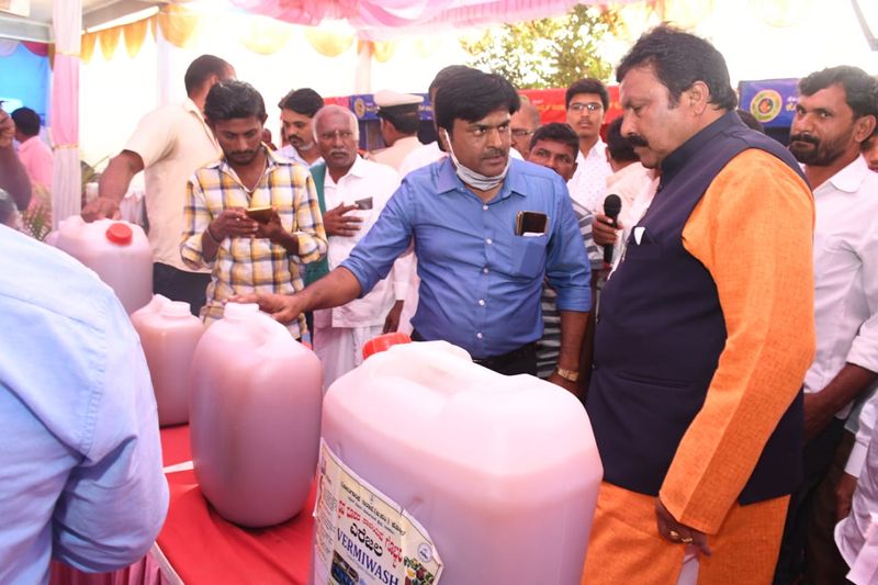 ಸಂಸದ ಸಂಗಣ್ಣ ಕರಡಿ, ಜಿಪಂ ಅಧ್ಯಕ್ಷ ಕೆ.ರಾಜಶೇಖರ ಹಿಟ್ನಾಳ, ಶಾಸಕ ರಾಘವೇಂದ್ರ ಹಿಟ್ನಾಳ, ಕಾಡಾ ಅಧ್ಯಕ್ಷ ತಿಪ್ಪೇರುದ್ರಸ್ವಾಮಿ, ಜಿಪಂ ಉಪಾಧ್ಯಕ್ಷೆ ಬೀನಾ ಗೌಸ್, ಸದಸ್ಯರಾದ ರಾಮಣ್ಣ ಚೌಡ್ಕಿ ಹಾಗೂ ಗವಿಸಿದ್ದಪ್ಪ ಕರಡಿ, ಜಿಲ್ಲಾಧಿಕಾರಿ ವಿಕಾಸ್ ಕಿಶೋರ್ ಸುರಳ್ಕರ್, ಜಿಪಂ ಮುಖ್ಯ ಕಾರ್ಯನಿರ್ವಾಹಕ ಅಧಿಕಾರಿ ರಘುನಂದನ್ ಮೂರ್ತಿ, ಜಿಲ್ಲಾ ಪೊಲೀಸ್ ವರಿಷ್ಠಾಧಿಕಾರಿ ಟಿ.ಶ್ರೀಧರ ಸೇರಿದಂತೆ ತಾಪಂ, ಗ್ರಾಪಂ ಸದಸ್ಯರು ಉಪಸ್ಥಿತರಿದ್ದರು.