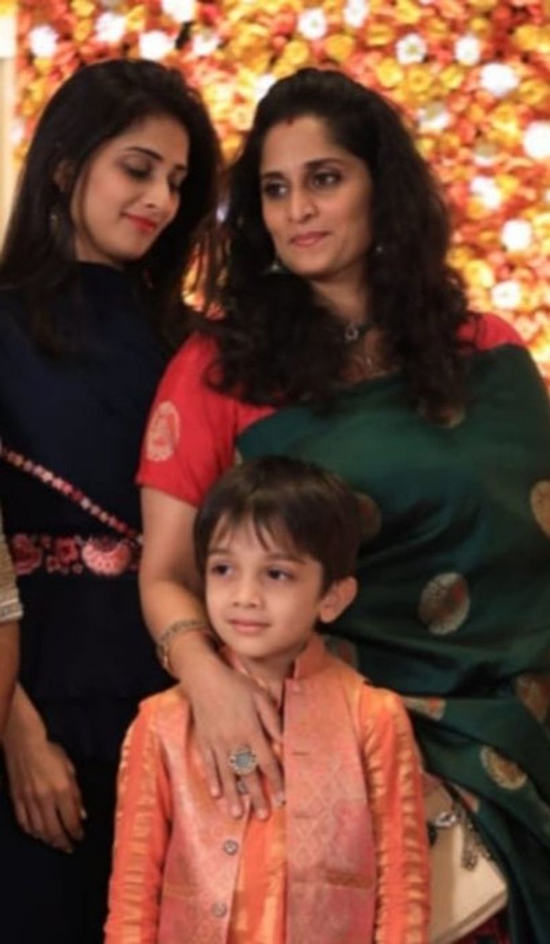 இந்நிலையில் சமீபத்தில் அஜித் தன்னுடைய பிறந்தநாளை மிகவும் எளிமையாக வீட்டிலேயே கொண்டாடினார். அதில் அஜித்தின் மனைவி ஷாலினியின் தங்கை ஷாமிலியும் கலந்து கொண்டுள்ளார்.