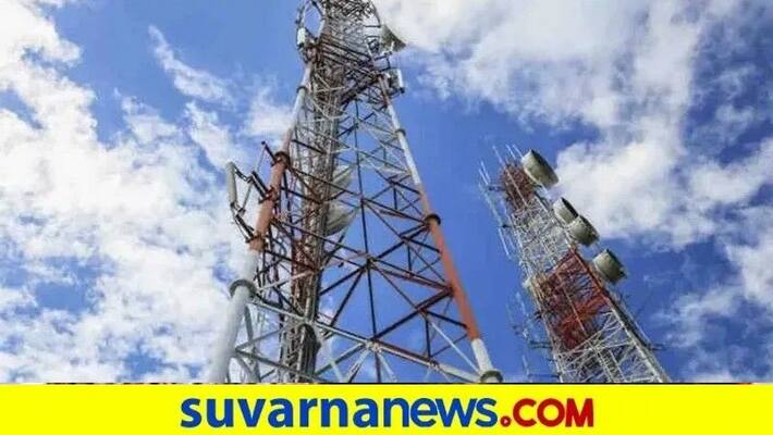 Man Climbs Mobile Tower For his Wife in Mysore snr Man Climbs Mobile Tower For his Wife in Mysore snr