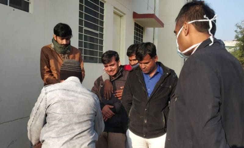 जिन लोगों की इस हादसे में मौत हुई है उनमें दो सगे भाई रामबाबू और श्याम शामिल हैं। वहीं रामबाबू के एकलौते बेटे नयन और श्याम के बेटे ललित की भई मौत हो गई। रामबाबू और श्याम की चचेरी बहनें ममता और बबली ने भी दम तोड़ दिया। साथ ही ममता के बेटे अक्षत की भी मौत हो गई। बता दे कि इस हादसे में एक 3 साल की बच्ची नन्नू जिंदा बची है, जिसे हादसे में खरोंच तक नहीं आई।