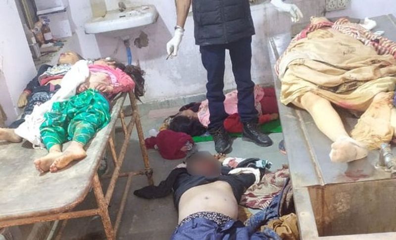 दरअसल, यह भीषण एक्सीडेंट मंगलवार रात दो बजे राजस्थान के टोंक जिले के नेशनल हाईवे 52 पर पक्का बंधा इलाके में हुआ। बताया जा रहा है कि जीप सवार लोग तेज रफ्तार में आ रहे थे, इसी दौरान ट्रेलर ने गाड़ी को पीछे से टक्कर मार दी। टक्कर इतनी भीषण थी कि जीप पुलिया से टकराकर बुरी तरह से पिचक गई और उसमें सवार लोग फंस गए।