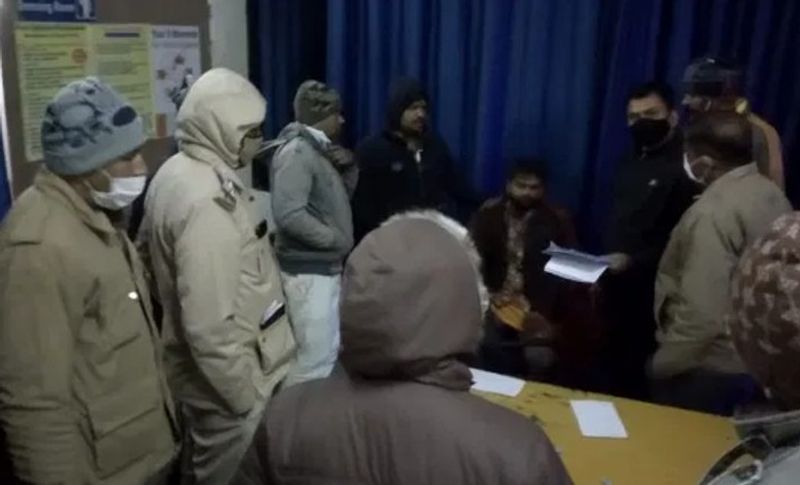अस्पताल में पहुंचे पुलिस अफसर पीड़ित परिवार के बारे में जानकारी लेते हुए।