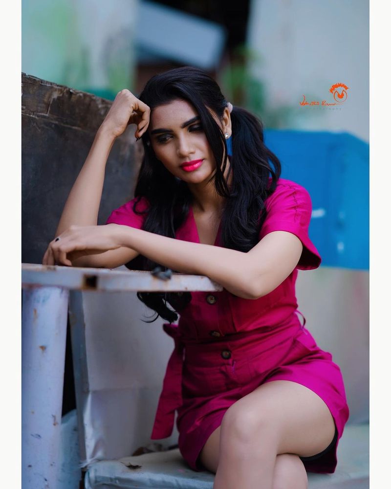 అయితే జబర్దస్త్ లోకి ఎంట్రీ ఇవ్వడం ఆమెకు కలిసొచ్చింది. చాలా కాలంగా అనేక సీరియల్స్ లో నటించినా రాని గుర్తింపు జబర్దస్త్ ద్వారా దక్కించుకుంది.