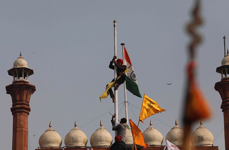 भारतीय किसान यूनियन (BKU) हरियाणा इकाई के प्रमुख गुरनाम सिंह चादुनी सहित कई किसान नेताओं ने गणतंत्र दिवस पर पत्थरबाजी की हिंसा से खुद को दूर किया और आरोप लगाया कि दीप सिद्धू ने प्रदर्शनकारियों को उकसाया और उन्हें लाल किले तक ले गए।