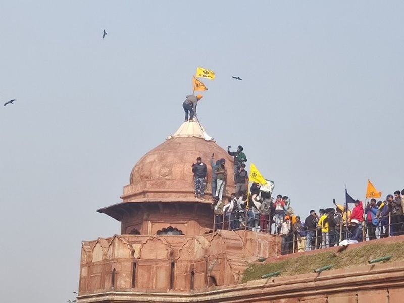 कांग्रेस के लोकसभा सांसद रवनीत सिंह बिट्टू ने भी दावा किया कि यह दीप सिद्धू ने लाल किला पर झंडा फहराया था। आरोप यह भी लगा कि सिद्धू प्रतिबंधित चरमपंथी संगठन सिख फॉर जस्टिस (एसएफजे) का सदस्य है।