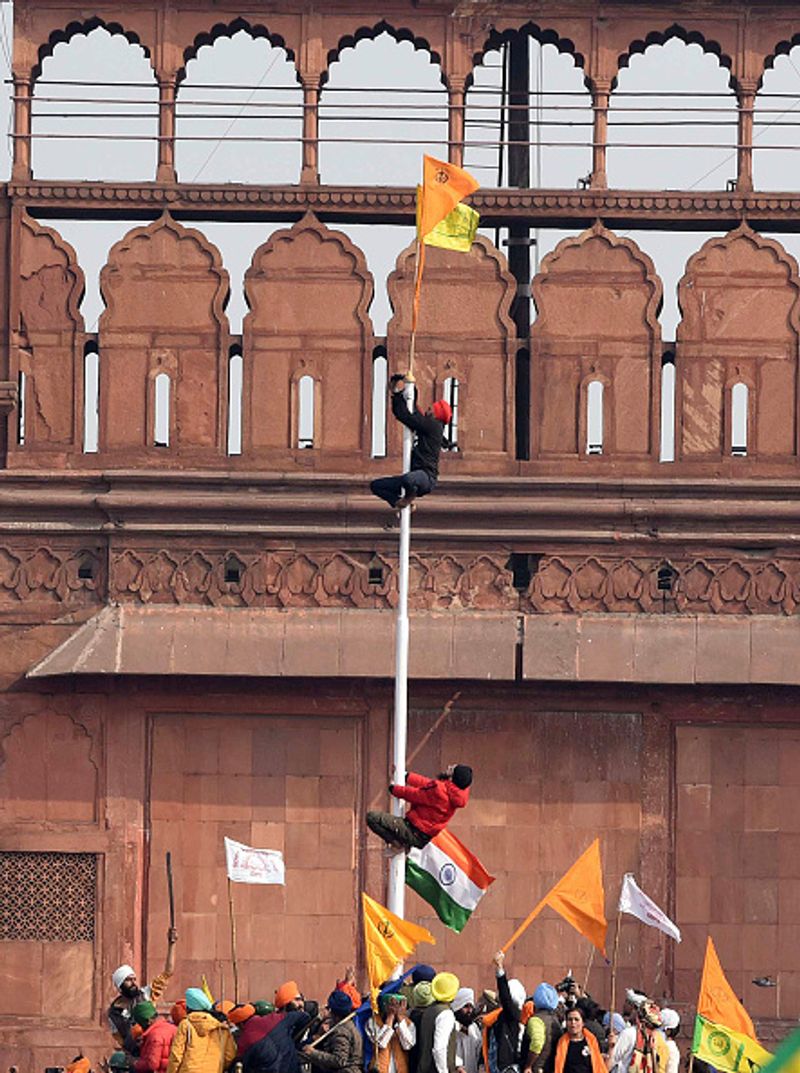 लाल किले की घटना के तुरंत बाद सोशल मीडिया पर जारी एक वीडियो में सिद्धू ने हिंदी में बोलते हुए कहा कि निशान साहब और किसान यूनियन के झंडे भावनाओं में आकर लगाए थे। उसने कहा, दीप सिद्धू इतनी भारी भीड़ को कैसे उकसा सकता है।