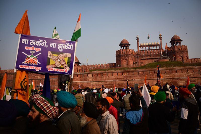 बता दें कि दीप सिद्धू ने खुद फेसबुक पर आकर माना कि उसने निशान साहिब का झंडा लगाया, लेकिन भारतीय झंडे को नहीं हटाया। लेकिन विवाद यहीं पर खत्म नहीं होता, दीप सिद्धू पर आरोप है कि वह भाजपा समर्थक है। इस मामले में जब मीडिया के एक चैनल ने उनसे बात की तो उन्होंने साफ तौर पर कहा कि वह भाजपा समर्थक नहीं हैं।