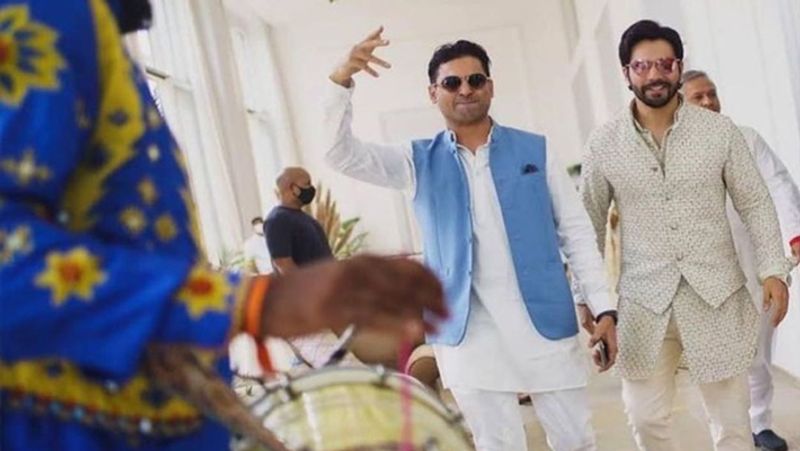 अपनी शादी में वरुण ने भी ढोल की थाप की पर जमकर डांस किया था। इस दौरान उनके साथ फ्रेंड्स ने भी खूब एन्जॉय किया। 
