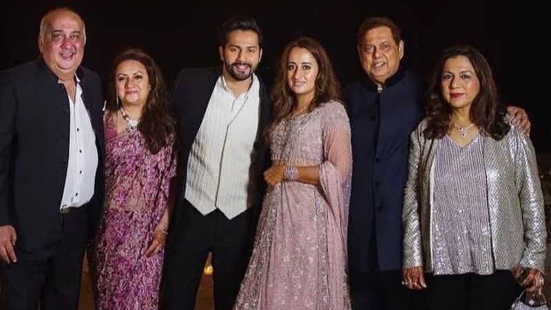 सोशल मीडिया पर एक फोटो वायरल हो रही है जिसमें वरुण धवन और नताशा दलाल अपने-अपने सास-ससुर के साथ पोज देते नजर आ रहे हैं।