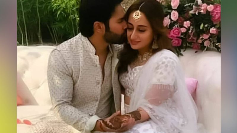 वरुण ने अपने इंस्टाग्राम पर शादी की रस्मों में जुड़ी और भी कई फोटो शेयर की है। एक फोटो में मेहंदी सेरेमनी में वरुण अपनी दुल्हनिया को किस करते नजर आए। जैसे ही वरुण ने नताशा का माथा चूमा उन्होंने शरमाकर अपनी आंखें नीचे कर ली।