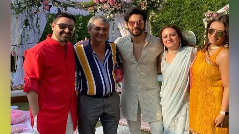 खबरें आईं थी कि 2 फरवरी को वरुण-नताशा का मुंबई के 5 स्टार होटल में ग्रैंड रिसेप्शन होगा। लेकिन वरुण के चाचा अनिल धवन ने इस बात को सिरे से नकार दिया है। उन्होंने कहा कि ऐसा कुछ भी नहीं होने वाला है।