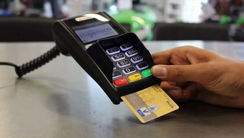 ईएमआई (EMI) के जरिए क्रेडिट कार्ड के बिल का भुगतान करने में साथ में कई तरह के चार्ज भी लगते हैं। इसमें ब्याज के अलावा प्रॉसेसिंग फीस, प्रीपेमेंट चार्ज और जीएसटी भी लगाई जाती है। इसका पेमेंट भी कस्टमर को करना पड़ता है। (फाइल फोटो)