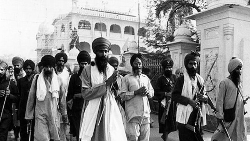 1984లో భారత ప్రధాని ఇందిరా గాంధీ ఆదేశాలతో భారత ఆర్మీ ‘ఆపరేషన్ బ్లూ స్టార్’ నిర్వహించి, గోల్డెన్ టెంపుల్లోకి ప్రవేశించింది. ఎనిమిది రోజుల పాటు ఆపరేషన్ నిర్వహించి ఖలీస్తాన్ మద్ధతుదారులను మట్టుపెట్టింది. ఈ ఆపరేషన్లో జర్నీల్ సింగ్ బింద్రన్వాలేతో పాటు అతని అనుచరులు కూడా మరణించారు.