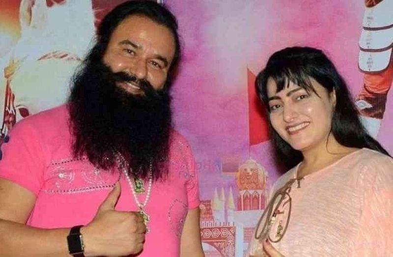 राम रहीम ने चिट्ठी में लिखा कि अगर ईश्वर ने चाहा तो मैं जल्द आऊंगा और अपनी मां का इलाज करवाऊंगा। जब मैं अपनी मां से अस्पताल में मिलने आया था तो उनकी तबियत गंभीर थी। लेकिन, मुझसे मिलने के बाद उनकी तबीयत में सुधार हुआ है।
(फाइल फोटो)