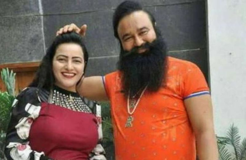 बताते चले कि शाह सतनाम सिंह के 102 वें जयंती पर शाह सतनाम जी धाम, सिरसा में नामचर्चा का आयोजन किया गया था। इस कार्यक्रम में हनीप्रीत इंसां, राम रहीम की पत्नी, दोनों बेटियां, दोनों दामाद और बेटा व बहू भी शामिल हुए थे।
(फाइल फोटो)
