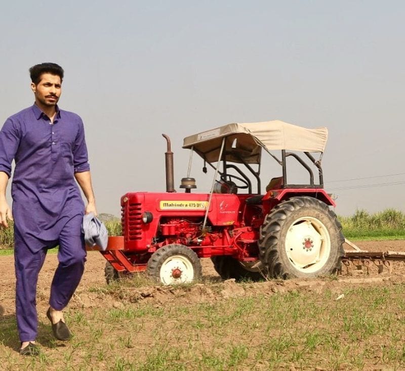 Actor-activist Deep Sidhu, who has been on the run since his name figured in the Republic Day violence FIR, has been arrested by the Delhi Police Special Cell. He was sent to seven days in police custody by the Metropolitan Magistrate at the Tis Hazari court.
Sidhu is accused of provoking farmers to go off course during the tractor rally on January 26.
The Delhi Police had a week ago announced a one lakh rupee reward for information on Deep Sidhu's whereabouts.