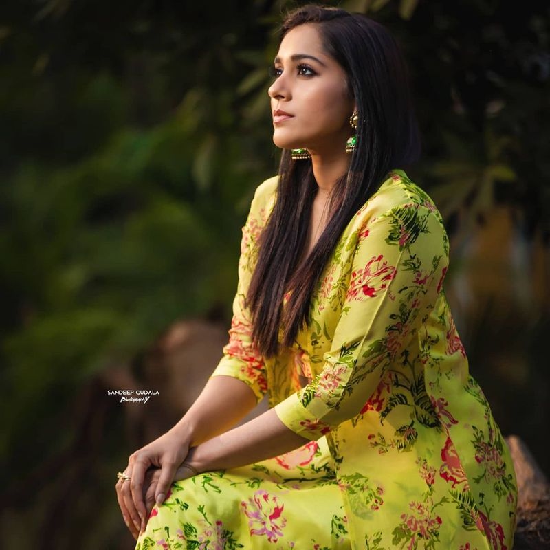 రష్మీ లేటెస్ట్ ఫోటోలు సోషల్ మీడియాలో వైరల్ అవుతున్నాయి. రష్మీ డ్రెస్ పై ఆమె ఫ్యాన్స్ క్రేజీ కామెంట్స్ చేస్తున్నారు. రష్మీ నువ్వు సూపర్ అంటూ తమ అభిమానం చాటుకుంటున్నారు.
