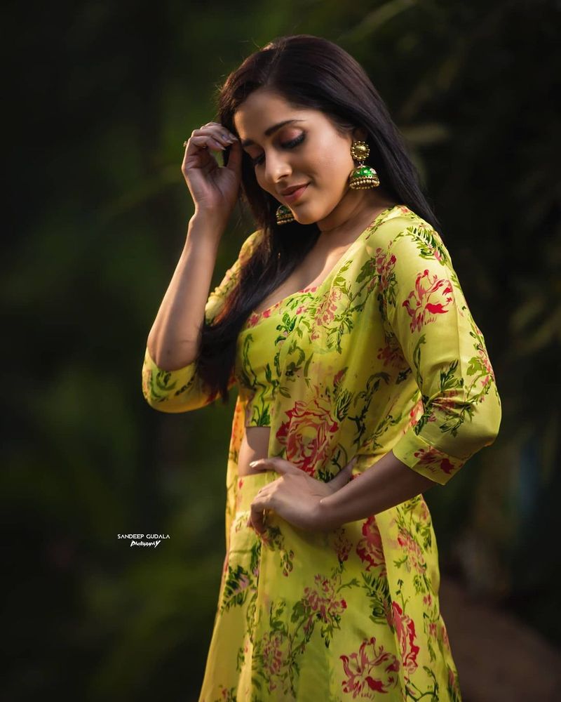 ఇక హీరోయిన్ గా అందిన అవకాశాలు కాదనకుండా సినిమాలు చేస్తూ ముందుకు వెళుతుంది రష్మీ గౌతమ్. ప్రస్తుతం రష్మీ బొమ్మ బ్లాక్ బస్టర్ మూవీలో హీరోయిన్ గా నటిస్తున్నారు.